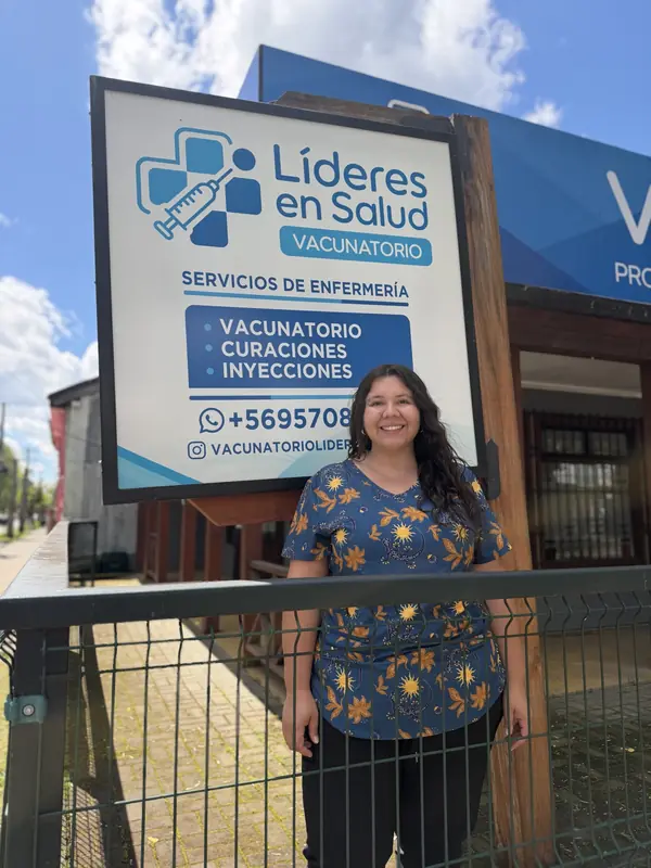 Enfermera universitaria de Líderes en Salud en la entrada del vacunatorio