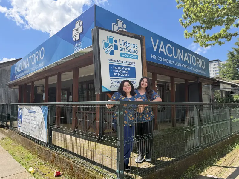 Equipo de enfermeras de Líderes en Salud frente al vacunatorio de calle O'Higgins