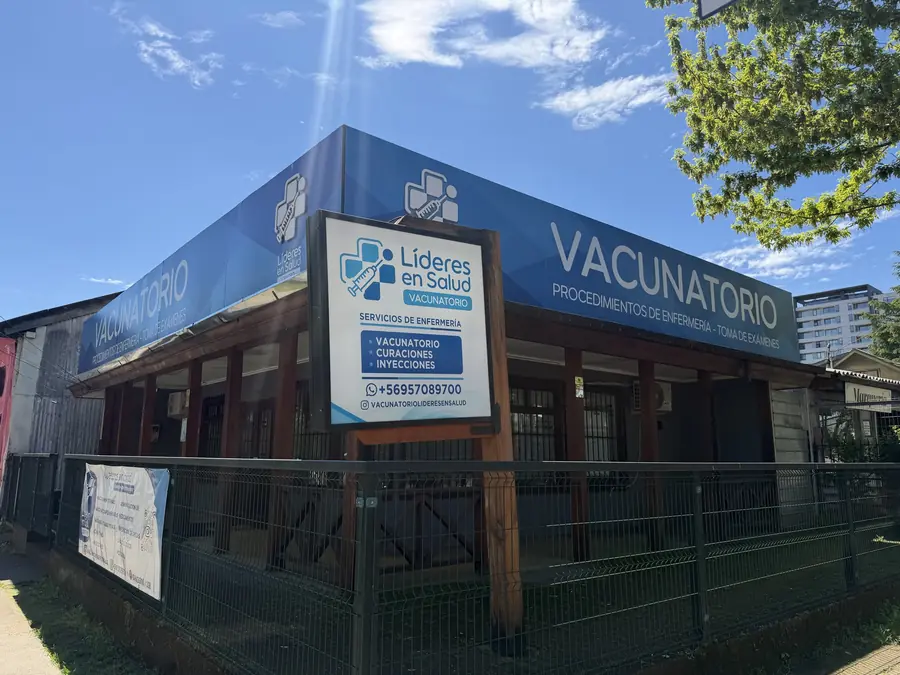 Fachada del vacunatorio internacional Líderes en Salud en Los Ángeles